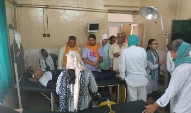 द इनवर्टर की बैटरी में धमाका होने पर मिस्त्री केदार सोनी घायल हो गया