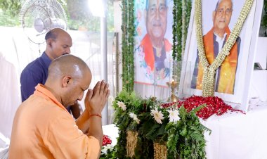 मा0 मुख्यमंत्री, उ0प्र0 द्वारा पूर्व विधायक स्व0 श्री सूर्यभान सिंह के चित्र पर पुष्प अर्पित कर दी भावभीनी श्रद्धांजलि।