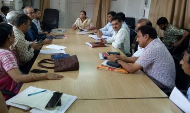 कलक्ट्रेट सभागार में बिजली पानी एवं मौसमी बीमारियों के संबंध में समीक्षात्मक बैठक आयोजित हुई