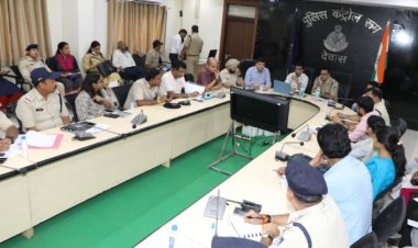 देवास जिले में दूसरे चरण के मतदान की तैयारियों के संबंध में कलेक्टर श्री