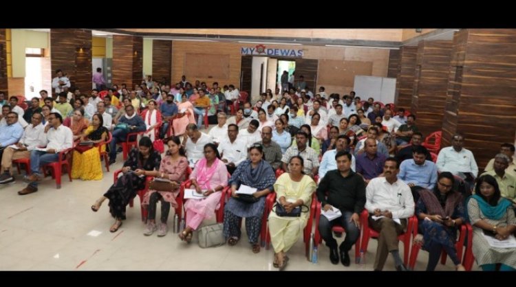 देवास जिले में त्रि-स्‍तरीय पंचायत  चुनाव के लिए नियुक्त सेक्टर अधिकारियों को दिया प्रशिक्षण