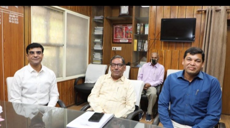 देवास जिले में निवार्चन के लिए नियुक्‍त प्रेक्षक सेवानिवृत्‍त आय.ए.एस श्री सिंह ने ली निर्वाचन संबंधी तैयारियों की जानकारी
