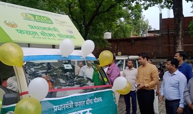जिलाधिकारी द्वारा प्रधानमंत्री फसल बीमा योजना के प्रचार वाहन को हरी झंडी दिखाकर किया गया रवाना।