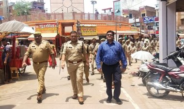 आगामी त्यौहार, कानून एवं शांति व्यवस्था बनाये रखने हेतु डीएम व एसपी द्वारा नगर क्षेत्र में निकाला गया फ्लैग मार्च।