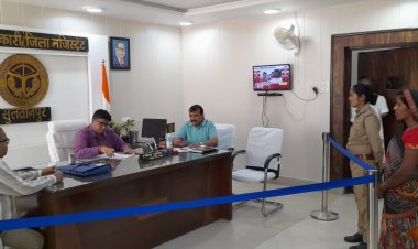 जनता दर्शन में जन समस्याओं का निस्तारण करते हुए जिलाधिकारी।