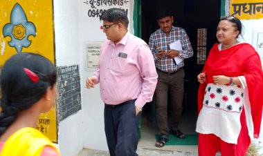 जिलाधिकारी द्वारा प्राथमिक विद्यालय चुनहा, विकास खण्ड दूबेपुर का किया गया आकस्मिक निरीक्षण।