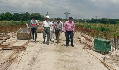 जिलाधिकारी द्वारा गोमती नदी पर निर्माणाधीन पुल अमिलिया घाट, विकास खण्ड दूबेपुर का किया गया आकस्मिक निरीक्षण ।