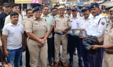 यातायात पुलिस कर्मियों को रेन कोट प्रदान किए गए जिससे बरसात के मौसम में बिना भिगे डयूटी दे सके