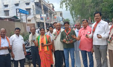 एडवोकेट राहुल दीक्षित के नेतृत्व में तहसील परिसर के बाहर आतिशबाजी और मिठाई बांटकर खुशी का इजहार किया