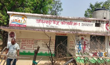 कोलमी आंगनवाड़ी केंद्र में खोदे गए गड्ढे नौनिहालों के लिए  खतरा