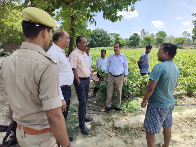 केन्द्रीय नोडल अधिकारी, भारत सरकार द्वारा ग्राम डिहवा, वि0ख0 दूबेपुर में प्रधानमंत्री कृषि सिंचाई योजनान्तर्गत ड्रिप इरीगेशन सिस्टम का किया गया निरीक्षण।