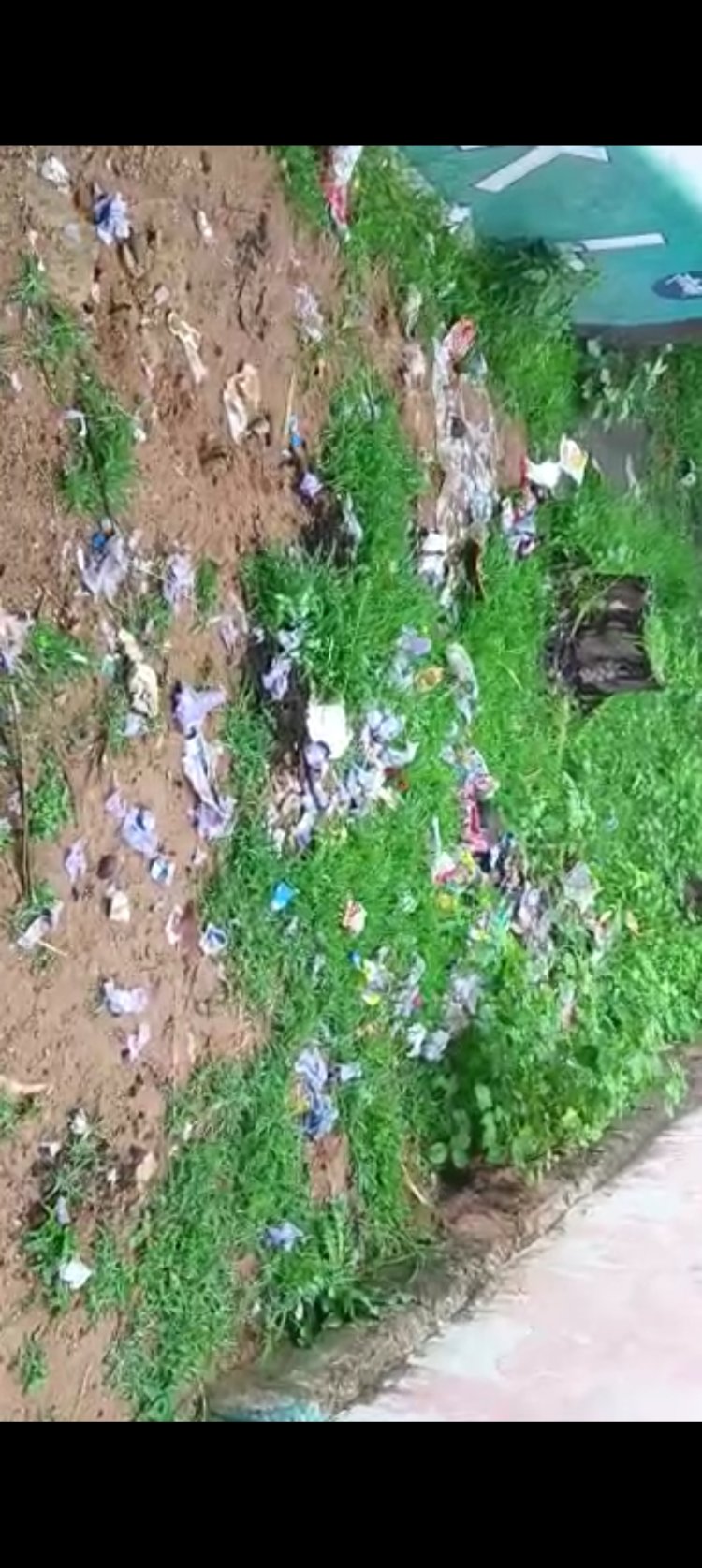 छुलकारी स्कूल  के आसपास कूड़ा कचरा का अंबार, जर्जर भवन में पढ़ने को विवश बच्चे