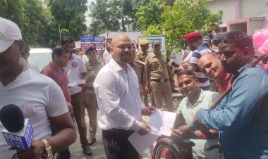 समाज कल्याण अधिकारी को हटाने और सतपाल बत्रा की बहाली की मांग को लेकर दिव्यागो ने सीएम धामी को संबोधित ज्ञापन सीडीओ विशाल मिश्रा को सौंपा