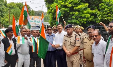 जिलाधिकारी व पुलिस अधीक्षक द्वारा "हर घर तिरंगा" कार्यक्रम को सफल बनाने हेतु जन जागरूकता रैली को हरी झण्डी दिखाकर किया गया रवाना।