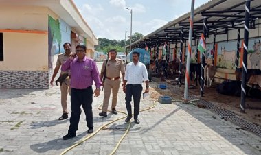 जिलाधिकारी ने नगर पालिका द्वारा संचालित कान्हा  गोवंश आश्रय स्थल सौरमऊ का किया औचक निरीक्षण।