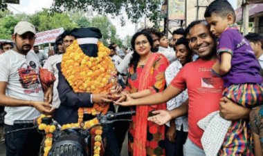 आंखों पर पट्टी बांध शिव कुमार ने दौड़ाई बाइक