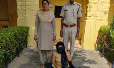 शाहजहांपुर पुलिस ने अभियुक्ता महिला से 2.5 लाख रूपये बरामद किये