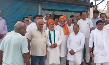 कांग्रेस नेता बस्तीराम यादव ने कांग्रेस कार्यकर्ताओं के साथ राकेश टिकैत का साफा पहनाकर स्वागत किया