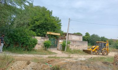 हुवा जर्जर हालत सड़क का लेवलीकरण व बीच आ रहे पेड़ों को हटाकर बनाई नई राह
