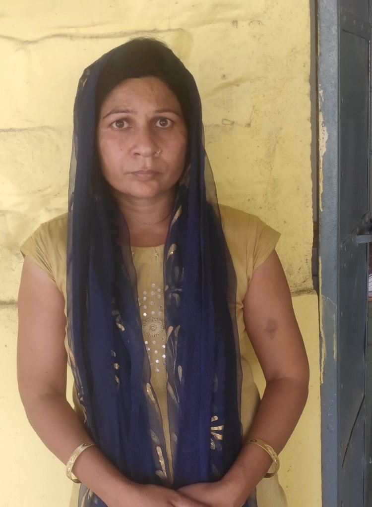शाहजहांपुर पुलिस ने अभियुक्ता महिला से 2.5 लाख रूपये बरामद किये