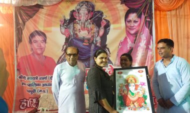 गणेशउत्सव राम बाग के राजा में विशेष अतिथि नपा अध्यक्ष गायत्री शर्मा द्वारा एमपी वेटलिफ्टिंग में सेकंड रेंक लाने वाली भावना शर्मा का हुआ सम्मान।