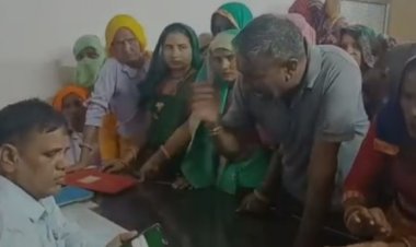 तीन महीने से पानी नहीं आने से परेशान महिलाओं व ग्रामीणों ने पंचायत समिति पहुंच विकास अधिकारी को खरी खोटी सुनाई