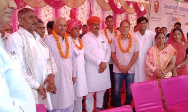 कैबिनेट मंत्री टीकाराम जूली का राजमिस्त्री मजदूर यूनियन के सभी साथियों ने माला पहनाकर स्वागत किया