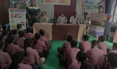 इन्स्पेक्टर आर पी एफ ने मय स्टाफ विद्यालय प्रांगण में बच्चों को रेलवे सुरक्षा संबंधी जानकारी दी