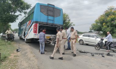 साबेला तालाब के पास बेकाबू बाइक बाइक डॉक्टरों से भरी बस से टकराई,