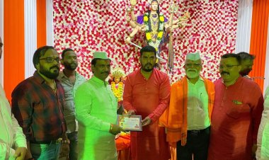 नवरात्रौत्सव मंडळ ,जुईनगर येथे भेट व दर्शनासाठी आले असतांना त्यांचा सत्कार करताना मा. नगरसेवक विशाल ससाणे