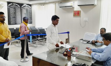 जनता दर्शन में जन समस्याओं का निस्तारण करते हुए डीएम।