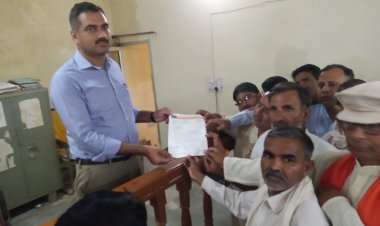 किसानों द्वारा सैपऊ उपखंडाधिकारी को दिया ज्ञापन
