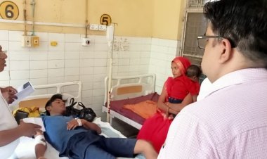 जिलाधिकारी द्वारा सड़क हादसे में घायल लोगो का जिला अस्पताल पहुंच कर लिया गया हालचाल।