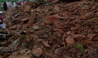 घाटा बस्सी की घाटी का पहाड़  अचानक फिसल कर मुख्य सडक मार्ग पर गिर गया
