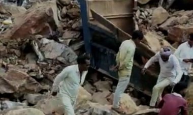 बंद खान की बगल में अवेैध में व्लास्टिंग के दौरान खान भर भरा कर ढह जाने से दो डम्फर एक पोकलीन मशीन दब गई