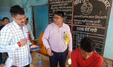 जिलाधिकारी द्वारा विभिन्न उचित दर विक्रताओं की दुकानों का किया गया आकस्मिक निरीक्षण।