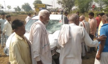एक कार ने मोटरसाइकिल को टक्कर मार दी