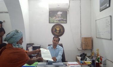 उपखंड अधिकारी ओपी मीणा को ग्रामीणों ने सौंपा ज्ञापन