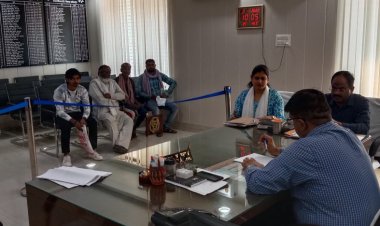 जनता दर्शन में जन समस्याओं का निस्तारण करते हुए डीएम।