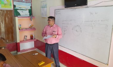 जिलाधिकारी द्वारा गोद लिये गये उच्च प्राथमिक विद्यालय दूबेपुर तथा आंगनबाड़ी केन्द्र का किया गया आकस्मिक निरीक्षण।