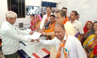 मंडल अध्यक्ष एडवोकेट राहुल दीक्षित के नेतृत्व में धरना देकर विरोद्ध प्रदर्शन किया