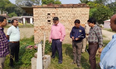 जिलाधिकारी द्वारा ग्राम पंचायत दुबेपुर, वि0ख0 दुबेपुर में मुख्यमंत्री लघु सिंचाई योजनान्तर्गत उथले नलकूप बोरिंग का आकस्मिक निरीक्षण किया गया।