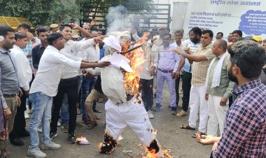 कांग्रेसी ने किया जिला कलेक्ट्री के बाहर प्रदर्शन,सांसद सांसद कनकमल कटारा का फूंका पुतला