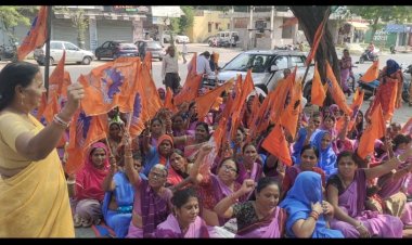 आंगनवाड़ी कर्मियों ने किया जिला कलेक्ट्री के बाहर धरना प्रदर्शन, सरकारी कर्मचारी घोषित करने की मांग