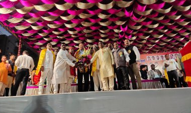 विश्वकर्मा महासम्मेलन मुंबई में महाराष्ट्र मुख्यमंत्री एकनाथ शिंदे नही पहुंचने से नाराज हुए  विश्वकर्मा समाज के लोग