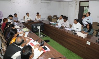 कलेक्टर श्री गुप्ता ने मुख्यमंत्री की वीसी के संबंध में जिला अधिकारियों की विभाग वार की समीक्षा ।