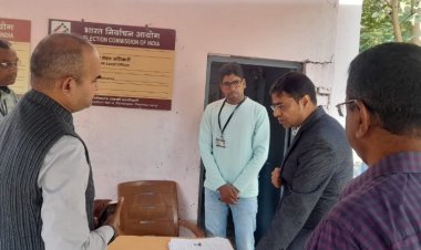 रोल प्रेक्षक श्री  जैन  ने देवास जिले में मतदान केंद्रों  का किया निरीक्षण