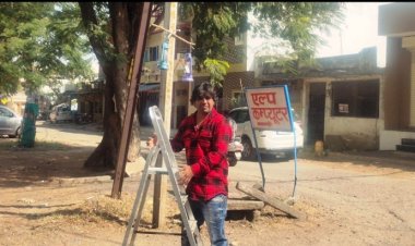 पार्षद प्रतिनिधि ने बंद स्ट्रीट लाईट के खम्भो पर टांगे लालटेन