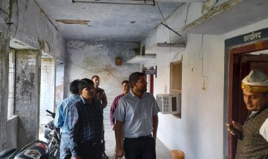 मुख्य विकास अधिकारी द्वारा जर्जर सूचना कार्यालय भवन का किया गया आकस्मिक निरीक्षण।