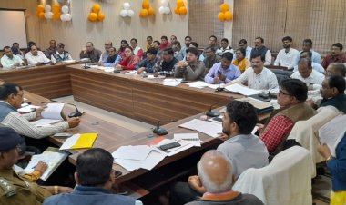 जिलाधिकारी की अध्यक्षता में नगरीय निकाय सामान्य निर्वाचन-2022 को स्वतंत्र, निष्पक्ष व शान्तिपूर्ण ढंग से कुशलतापूर्वक सम्पन्न कराने हेतु प्रभारी अधिकारी/सहायक प्रभारी अधिकारियों के साथ बैठक हुई आयोजित।